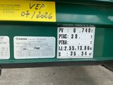 un gros plan sur l'arrière d'un camion vert