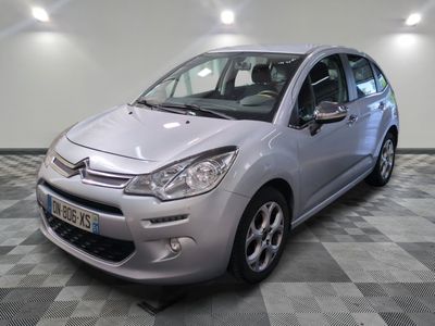 la petite voiture argentée est garée sur un carrelage à carreaux
