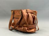 une photo d'un sac à main marron muni d'une bandoulière