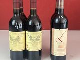 plusieurs bouteilles de vin sont alignées sur un comptoir