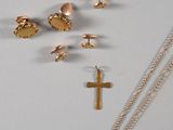 beaucoup de bijoux en or sur une surface blanche