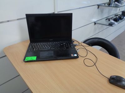 un ordinateur portable posé sur un bureau en bois