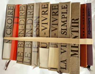 une pile de livres empilés sur une étagère