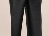 Le pantalon est noir et comporte une bande marron.