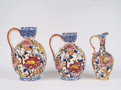 trois vases placés l'un à côté de l'autre