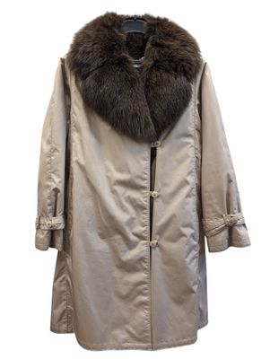 une image représentant un manteau à col en fourrure sur fond blanc