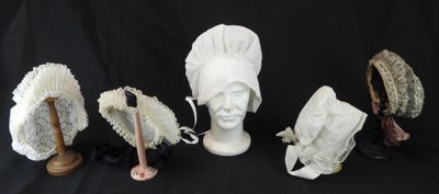 Plusieurs chapeaux sont alignés sur un fond noir