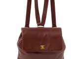 Le petit sac à dos est marron et comporte deux bretelles.