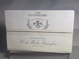 deux cartons de vin posés l'un à côté de l'autre sur une table