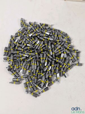 un tas de petites piles grises et jaunes posées sur une table