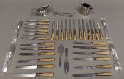 de nombreux types de couteaux différents et des couteaux sur la table