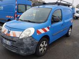 une camionnette bleue garée dans un parking