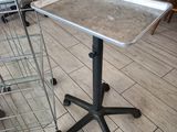 une image représentant une table sur laquelle est posé un plateau en métal