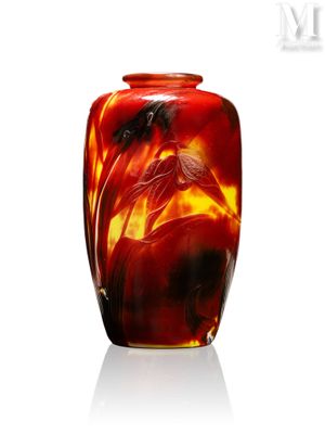 un vase en verre avec un motif rouge et jaune