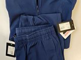 un gros plan d'un pantalon bleu posé sur une surface blanche