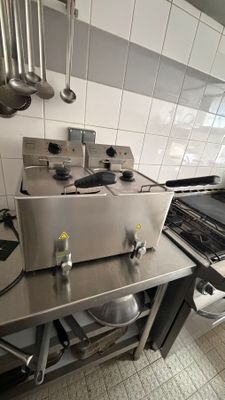 une cuisine équipée d'une cuisinière, d'un four, d'un évier et d'autres appareils électroménagers