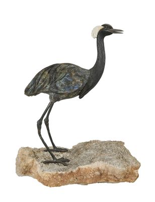 statue d'un oiseau posé sur un rocher, sur fond blanc