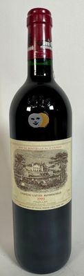 une bouteille de vin posée sur une table