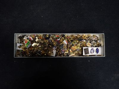 une photo d'une boîte remplie de nombreux boutons