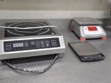 un téléphone portable posé sur un plan de travail à côté d'une plaque de cuisson