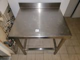 une table en acier inoxydable au milieu d'une cuisine