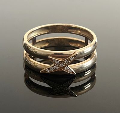 trois bagues en or serties de diamants sur un fond noir