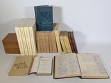plusieurs livres sont empilés sur une table