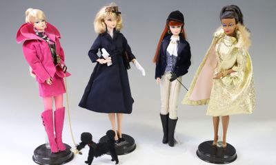 BARBIE SILKSTONE. Reunion de 4 poupées avec vêtements. - Photo 1