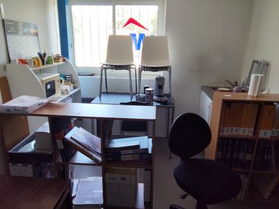 un bureau et une chaise dans une pièce dotée d'une fenêtre