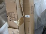 trois cartons empilés les uns sur les autres sur un lit