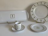 deux assiettes et un plateau sur lequel est posée une tasse à café