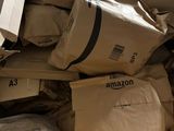 une grande pile de cartons empilés les uns sur les autres