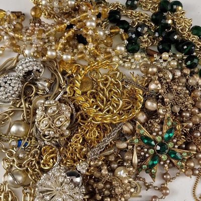 un tas de bijoux posé sur une table