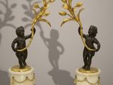 paire de figurines en bronze et marbre représentant des chérubins et des fleurs