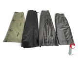 trois paires de pantalons noirs et gris et une paire de gants verts et noirs