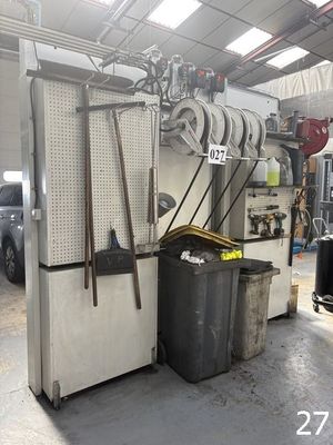 une photo d'une machine qui se trouve dans un garage