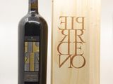 une bouteille de vin posée à côté d'une caisse en bois