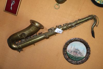 un saxophone posé sur une table à côté d'une photo