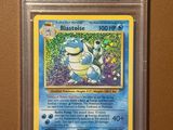 une carte à collectionner Pokémon sur laquelle figure l'image d'un personnage Pokémon