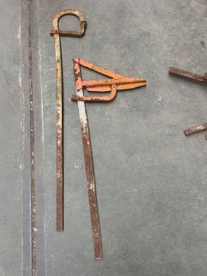 quelques vieux outils qui traînent par terre