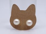 une boucle d'oreille en forme de chat ornée de perles