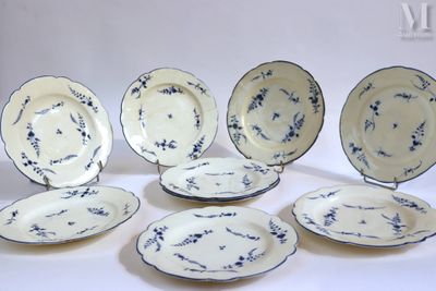 six assiettes en porcelaine bleue et blanche et un bol posés sur un plateau blanc