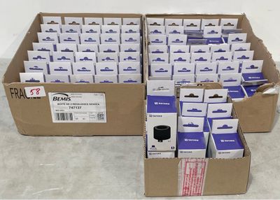 Plusieurs cartons contenant des chaussures bleues et blanches sont empilés les uns sur les autres