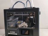 une imprimante 3D posée sur une table