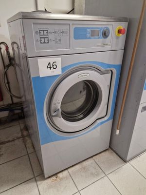 un lave-linge et un sèche-linge placés l'un à côté de l'autre
