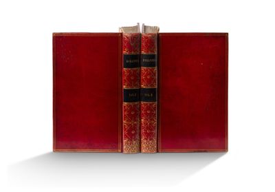 un vieux livre à la couverture rouge posé sur une surface blanche