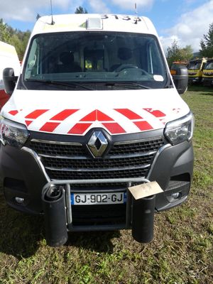 une camionnette blanche avec une bande rouge et blanche