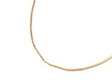gros plan d'un collier en chaîne en or sur fond blanc
