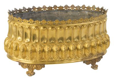 un bol en métal doré orné de motifs élaborés
