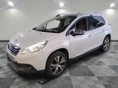 la voiture blanche est garée sur un sol en damier dans le garage